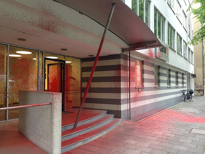 Der Eingang in das Verwaltungsgebäude der GBW-Gruppe in der Dom-Pedro-Straße 19 ist mit roter Farbe verschmiert.