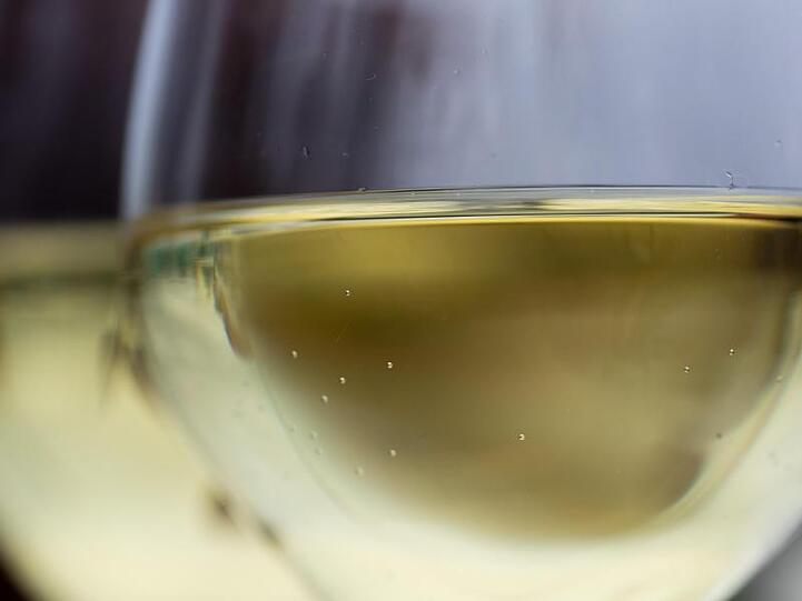 Gläser mit Wein stehen am Rande der offiziellen Eröffnung der fränkischen Weinlese auf einem Tisch. Foto: Daniel Karmann/Archiv