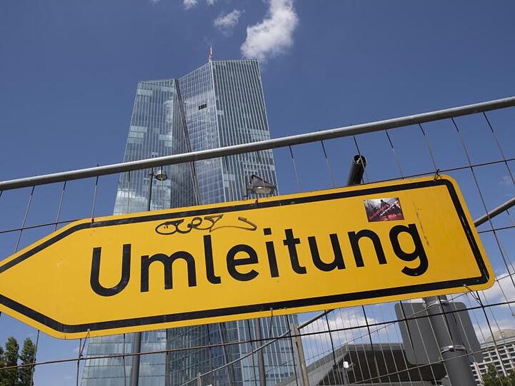 Umleitungsschild vor der Europäischen Zentralbank (EZB).