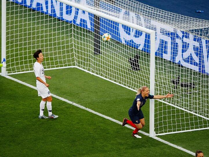 Eugenie Le Sommer (r) feiert ihr Tor zum 1:0 gegen Südkorea.