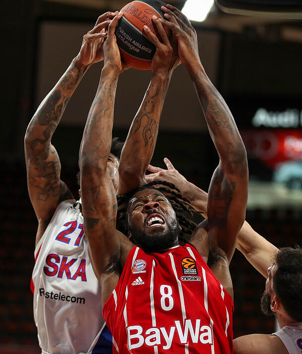 Voller Einsatz im Hinspiel gegen ZSKA: FCBB-Center Reynolds. Voller Einsatz im Hinspiel gegen ZSKA: FCBB-Center Reynolds.