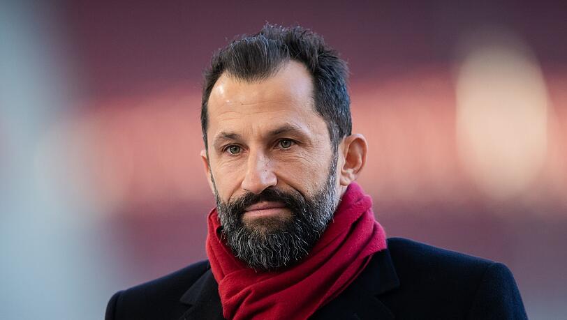 Bayern-Sportvorstand Hasan Salihamidzic steht vor einem Spiel im Stadion.