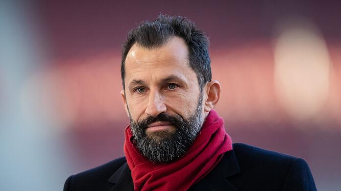 Bayern-Sportvorstand Hasan Salihamidzic steht vor einem Spiel im Stadion.