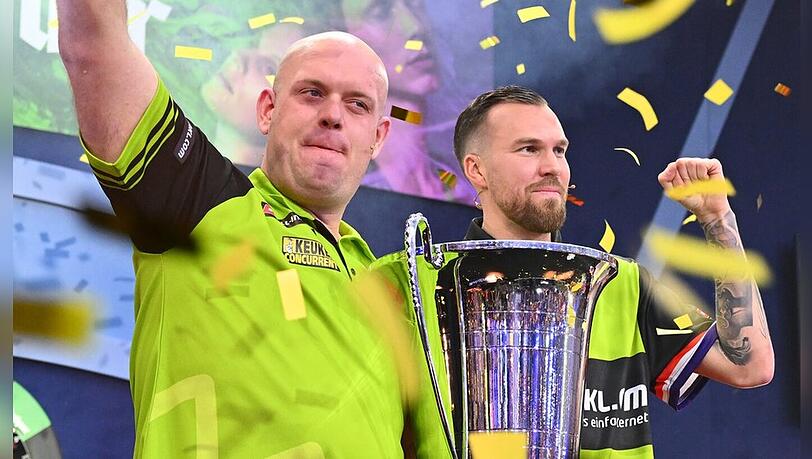 Kevin Großkreutz (re.) und Michael "Mighty Mike" van Gerwen schnappten sich am Ende den Sieg.