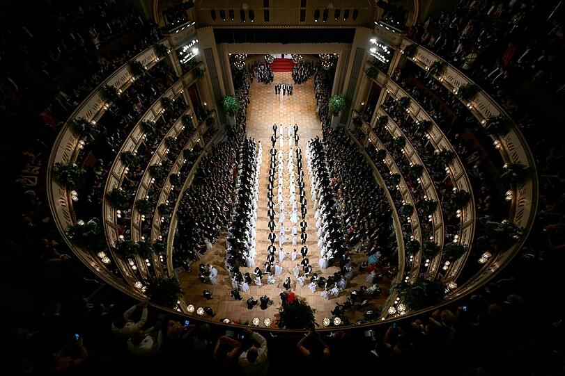 Beeindruckende Kulisse: 144 Debütantenpaare eröffnen den Wiener Opernball in der Staatsoper.