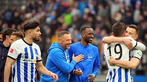 Suat Serdar (l-r), Cheftrainer Pal Dardai, Dodi Lukebakio, Stevan Jovetic und Filip Uremovic freuen sich: Jubelt die Hertha auch am Saisonende?