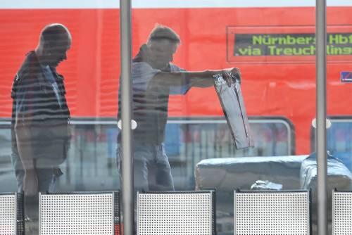 Zwei Männer des Entschärfungskommandos röntgen den Koffer auf Bahnsteig 3. Kurz danach die Entwarnung: Im Inneren war nur harmloses Werkzeug.