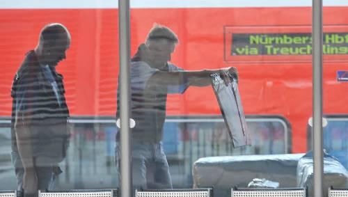 Zwei Männer des Entschärfungskommandos röntgen den Koffer auf Bahnsteig 3. Kurz danach die Entwarnung: Im Inneren war nur harmloses Werkzeug. Zwei Männer des Entschärfungskommandos röntgen den Koffer auf Bahnsteig 3. Kurz danach die Entwarnung: Im Inneren war nur harmloses Werkzeug.