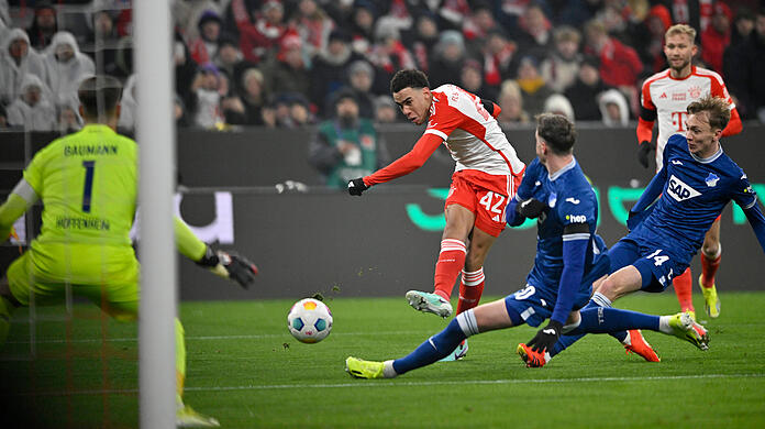 Jamal Musiala erzielt das 1:0 für den FC Bayern.