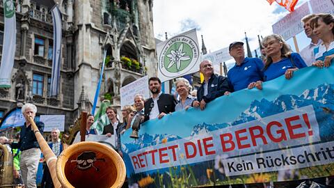 Mit Alphörnen gegen das neue Gesetz: Protestaktion auf dem Münchner Marienplatz.