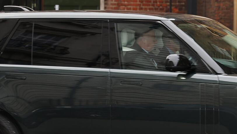 Andrew Mountbatten-Windsor kam heimlich in einem Range Rover an und schlich sich Medienberichten zufolge durch einen Hintereingang. Andrew Mountbatten-Windsor kam heimlich in einem Range Rover an und schlich sich Medienberichten zufolge durch einen Hintereingang.