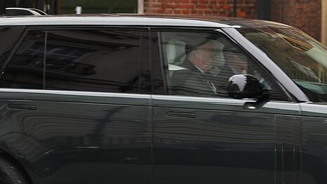 Andrew Mountbatten-Windsor kam heimlich in einem Range Rover an und schlich sich Medienberichten zufolge durch einen Hintereingang.
