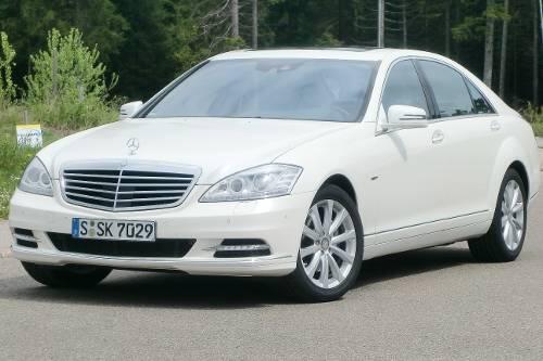 Mit Elektro-Unterstützung: der S400 Hybrid.