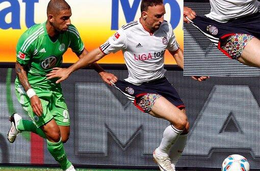 Er mag's auch gern bunt. August 2011: Gegen Wolfsburg trägt Ribéry eine Comic-Unterhose. Gegenspieler Ashkan Dejagah scheint ebenfalls ein Fan dieses Outfits zu sein.