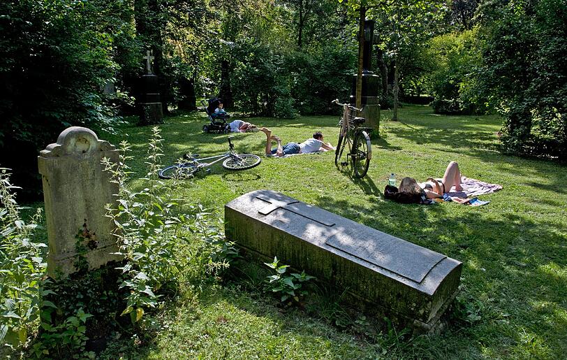 Ein Sonnenbad auf dem Alten Nördlichen Friedhof - wer sich mehr traut, riskiert eine Menge Ärger.