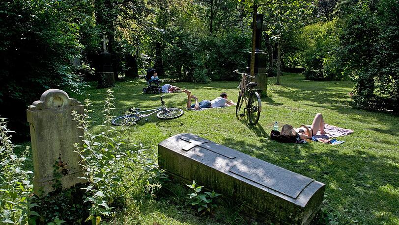 Ein Sonnenbad auf dem Alten Nördlichen Friedhof - wer sich mehr traut, riskiert eine Menge Ärger. Ein Sonnenbad auf dem Alten Nördlichen Friedhof - wer sich mehr traut, riskiert eine Menge Ärger.