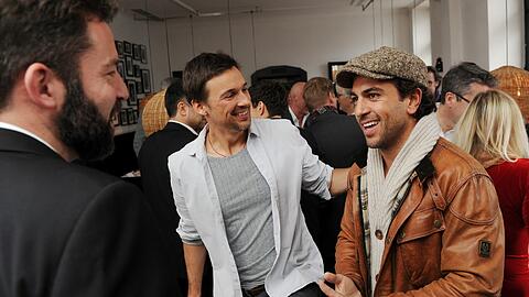 Der Schauspieler Elyas M'Barek (r-l), der Schauspieler und Regisseur Florian David Fitz und der Produzent Dan Maag unterhalten sich