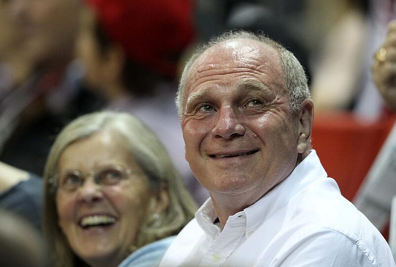 Uli Hoeneß zeigt sich spendabel und spendet 10 000 Euro für wohltätige Zwecke.