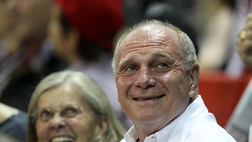 Uli Hoeneß zeigt sich spendabel und spendet 10 000 Euro für wohltätige Zwecke. Uli Hoeneß zeigt sich spendabel und spendet 10 000 Euro für wohltätige Zwecke.