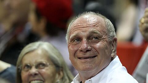 Uli Hoeneß zeigt sich spendabel und spendet 10 000 Euro für wohltätige Zwecke.
