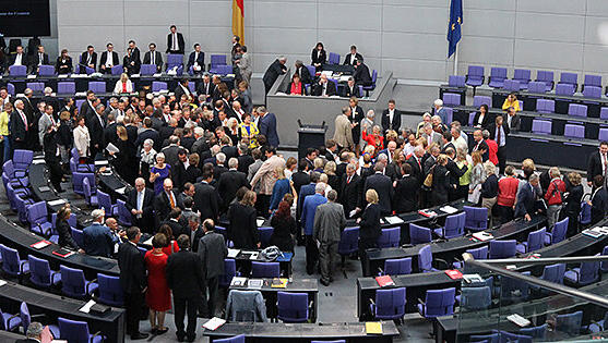 Die Bundestagsabgeordneten müssen im Regelfall über jeden Einsatz der Bundeswehr abstimmen. Die Bundestagsabgeordneten müssen im Regelfall über jeden Einsatz der Bundeswehr abstimmen.