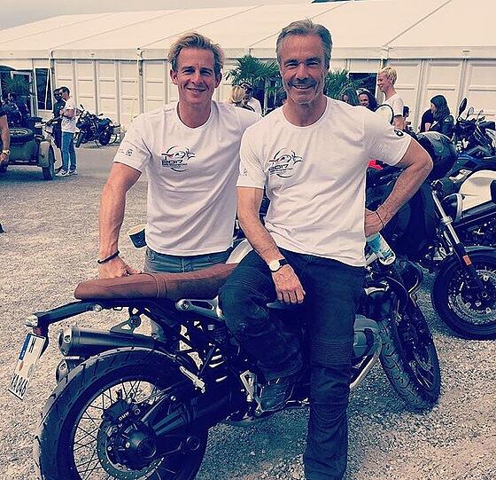 Als BMW-Motorrad-Botschafter ist Daniel Roesner (Alarm für Cobra 11) leidenschaftlicher Motorradfahrer. Das Hobby teilt er mit seinem besten Freund und Schauspielkollegen Hannes Jaenicke. &bdquo;Weil ich äußerst ungern im Stau stehe oder Parkplätze suche, fahre ich Motorrad wie andere Auto. Zum Reisen fahre ich am liebsten die 1200er GS, als Stadt- und Spaß-Vehikel die NineT Scrambler. Es ist Luxus, notwendige Fahrten mit maximalem Spaß und minimalem Zeitaufwand zu absolvieren", so Jaenecke.