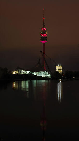 Der Olympiaturm am Montagabend.