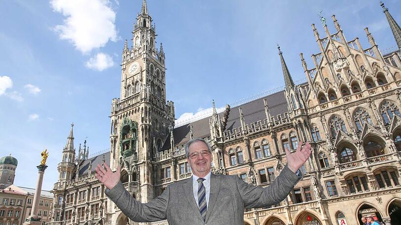 Hans Podiuk vor dem Rathaus. Die Aktenstapel, die er in 40 Jahren gelesen hat, sind vier Mal so hoch wie der Rathaus-Turm.