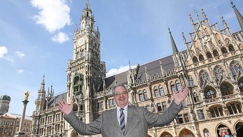 Hans Podiuk vor dem Rathaus. Die Aktenstapel, die er in 40 Jahren gelesen hat, sind vier Mal so hoch wie der Rathaus-Turm.