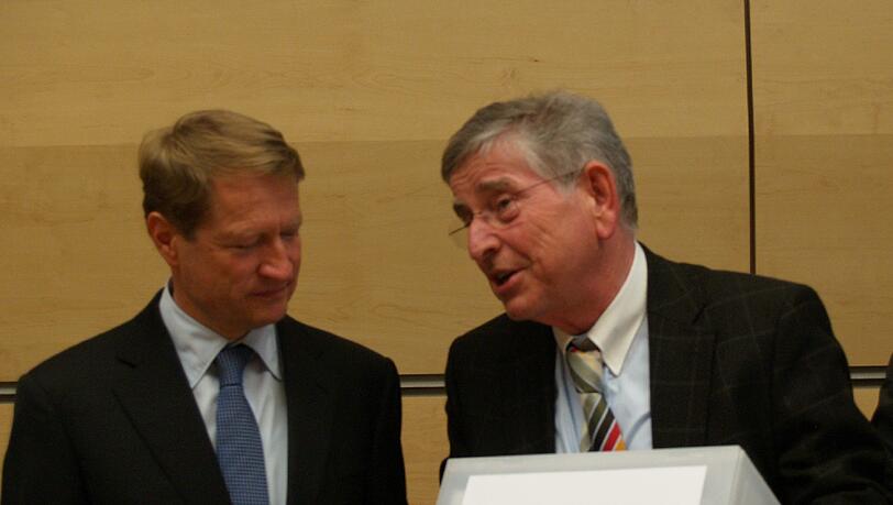 Thomas Goppel, der Präsident des Bayerischen Musikrats, mit BR-Intendant Ulrich Wilhelm bei der Übergabe der Protest-Unterschriften. Thomas Goppel, der Präsident des Bayerischen Musikrats, mit BR-Intendant Ulrich Wilhelm bei der Übergabe der Protest-Unterschriften.
