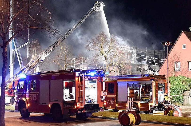 Am frühen Donnerstagmorgen kam es zu einem Brand auf einer Baustelle in der Von-Kahr-Straße. Der Rohbau eines Mehrfamilienhauses wurde komplett zerstört.