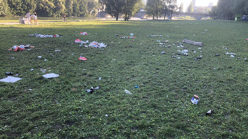 Morgens sind die Wiesen mit Müll übersäht, zerbrochene Flaschen liegen im Gras und auf den Steinen.
