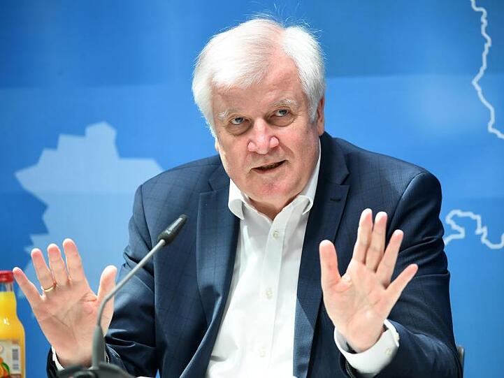 Innenminister Horst Seehofer hat eine Kolumne in der "taz" scharf kritisiert, will aber von einer Strafanzeige absehen.