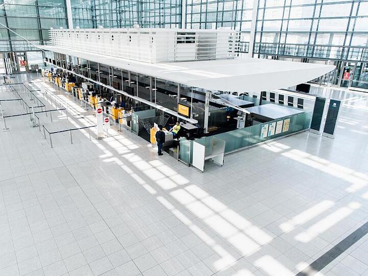 Blick auf einen fast menschenleeren Terminal vom Flughafen München. Foto: Matthias Balk/dpa/Symbolbild