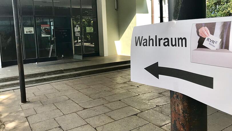 Sekündlich trudeln Wähler in der Grundschule an der Hiltensperger Straße in Schwabing um die Mittagszeit ein. Sekündlich trudeln Wähler in der Grundschule an der Hiltensperger Straße in Schwabing um die Mittagszeit ein.