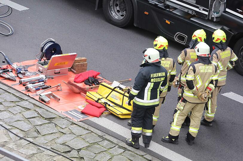 Der Fahrer des österreichischen Sattelzuges fuhr trotz Vollbremsung auf den Autotransporter auf. Dabei wurde der 47-Jährige lebensbedrohlich verletzt und in seinem Lkw eingeklemmt.