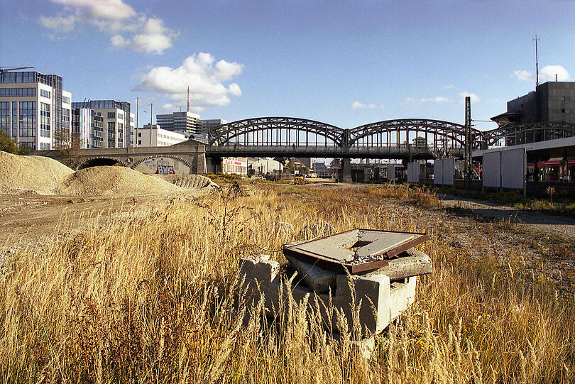 Um die Hackerbrücke wird gebaut - das Gras wird hier nicht mehr lange wachsen.
