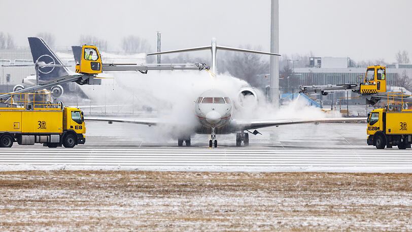 Wegen der winterlichen Wetterbedingungen sind Münchner Airport viele Flüge gestrichen worden. Wegen der winterlichen Wetterbedingungen sind Münchner Airport viele Flüge gestrichen worden.