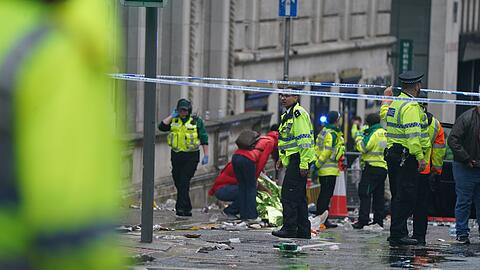 In Liverpool sind etliche Polizei- und Rettungskräfte im Einsatz.