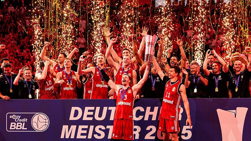 Das ist das Ding! Andreas Obst (l.) und Bayern-Kapitän Vladimir Lucic stemmen den Meister-Pokal in die Höhe.
