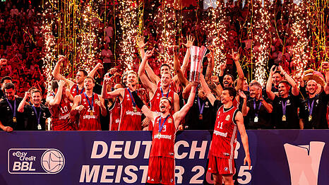 Das ist das Ding! Andreas Obst (l.) und Bayern-Kapitän Vladimir Lucic stemmen den Meister-Pokal in die Höhe.