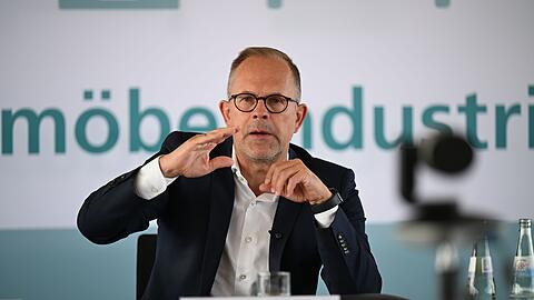 Möbelindustrie-Vertreter Jan Kurth stellte ernüchternde Zahlen vor. Künftig soll es aber bergauf gehen, so seine Hoffnung.