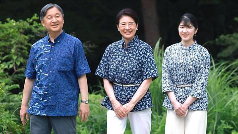 Kaiser Naruhito und Kaiserin Masako haben nur ein Kind: Prinzessin Aiko (r.). In der japanischen Monarchie werden Frauen jedoch auch weiterhin von der Erbfolge ausgeschlossen.