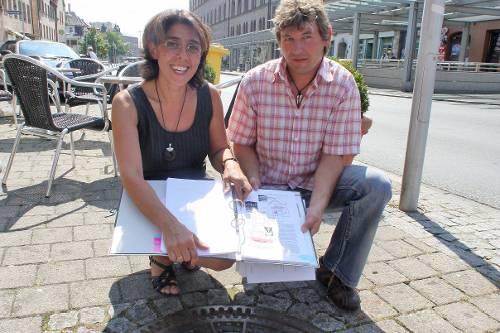 Katrin Egyptiadis-Wendler und Martin Sörgel erläutern die innovative Heiz-Methode.