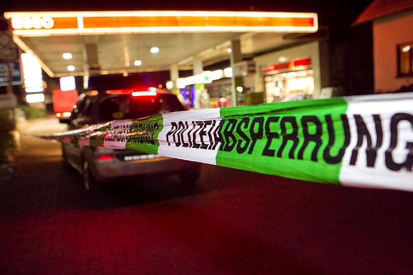 Autoknacker haben im saarländischen Merzig im Kofferraum eines abgestellten Wagens ein totes Baby entdeckt. Die Leiche lag im Kofferraum in einem Rucksack.
