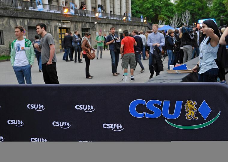 Seehofers Facebook-Party kann man getrost als gefloppt bezeichnen. Statt 2500 geladenen Gästen erschienen gerade mal 500. Böse Zungen behaupten, davon waren 150 Journalisten dabei. Die Bilder vom Event im Münchner P1
