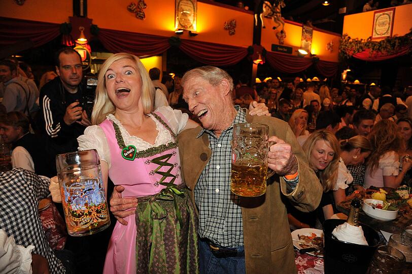 Zu welchem Song die beiden wohl hier feiern? Michaela Merten und Brad Harris sind in bester Wiesn-Laune.