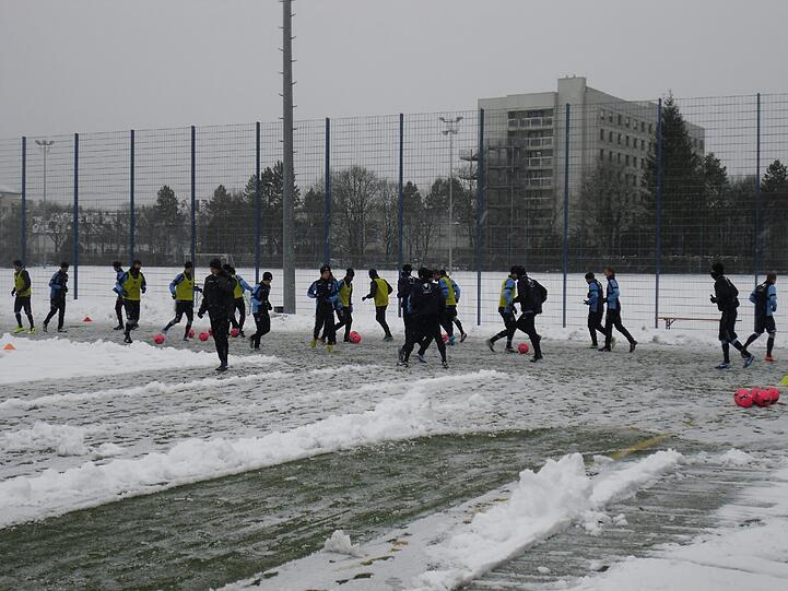 Hart , härter, Alexander Schmidt. Der Trainer des TSV 1860 schickte seine Jungs am Montagvormittag trotz klirrender Kälte, Schneeregen und schneebedeckten Trainingsplätzen raus zum Anschwitzen. Am Abend spielen die Löwen gegen den 1. FC Kaiserslautern. Die Bilder vom Matsch-Training