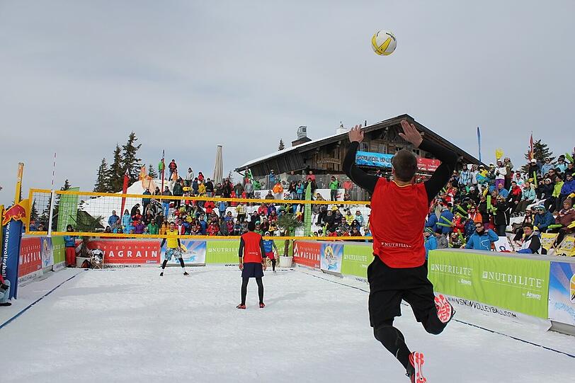 Die besten Bilder vom Turnier der "Snow Volleyball Tour 2013 powered by Amway" auf 1860 Metern Höhe in Wagrain/Österreich.