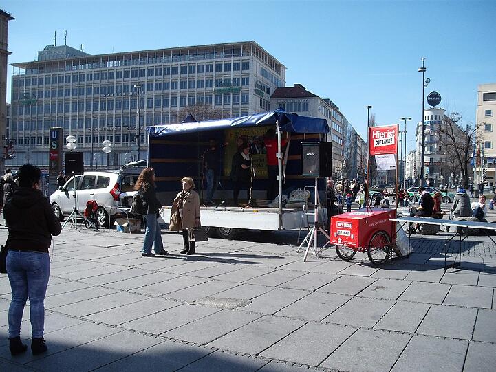Am Justizpalast: Bereits am Sonntag bereiten sich einzelne Medienvertreter auf den Prozessbeginn am Montag vor.
